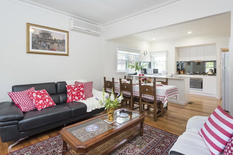 Hillside House - Accommodation Directory 1