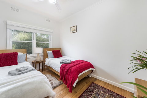 Hillside House - Accommodation Directory 5