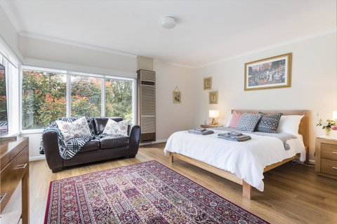 Hillside House - Accommodation Directory 4