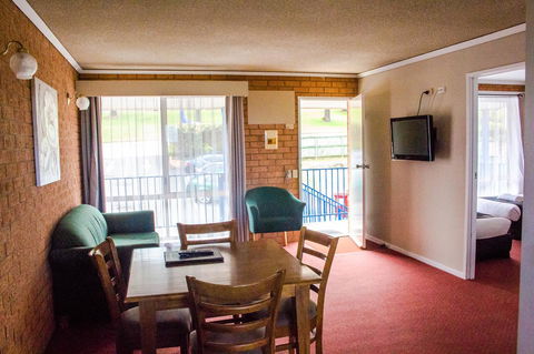 Blue Whale Motor Inn & Apartments - Accommodation Directory 2