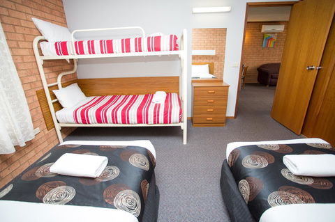 Blue Whale Motor Inn & Apartments - Accommodation Directory 14