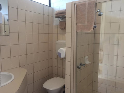 Ambassador Motor Inn - Accommodation Directory 9