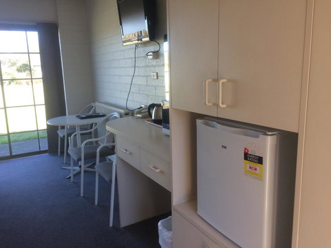 Ambassador Motor Inn - Accommodation Directory 8