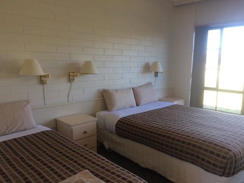 Ambassador Motor Inn - Accommodation Directory 10