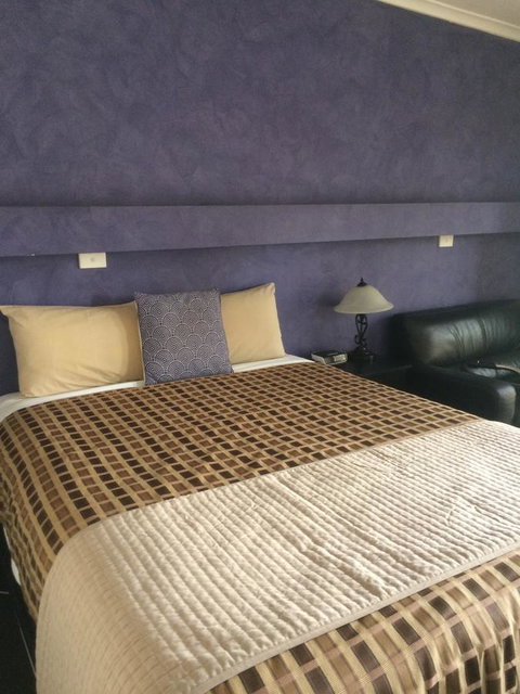 Ambassador Motor Inn - Accommodation Directory 30