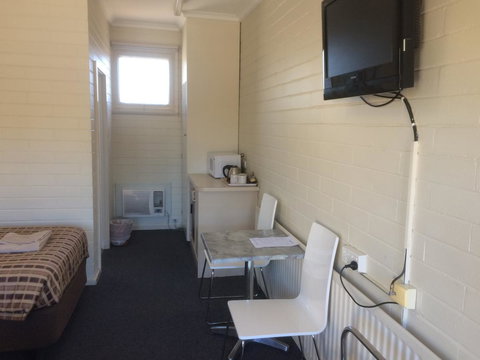 Ambassador Motor Inn - Accommodation Directory 12