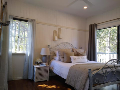 Lake Weyba Noosa Lodge & Kangaroos - Accommodation Directory 1