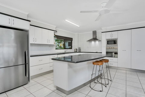 Roydon Beachfront Apartments - Accommodation Directory 25