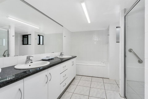 Roydon Beachfront Apartments - Accommodation Directory 23