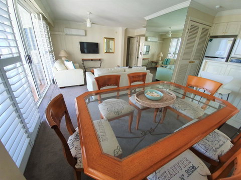 Broadbeach Holiday Apartments - Accommodation Directory 15