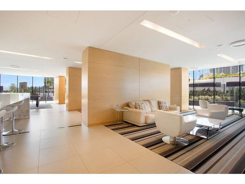 Luxury 3 Bedroom In Heart Of Broadbeach - Accommodation Directory 8