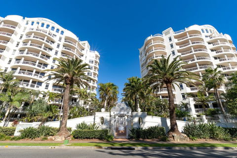 ULTIQA Burleigh Mediterranean Resort - Accommodation Directory 13