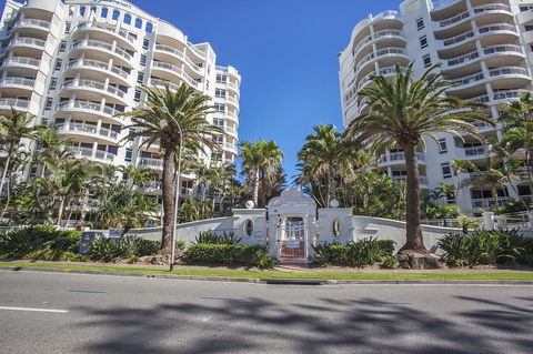 ULTIQA Burleigh Mediterranean Resort - Accommodation Directory 19