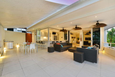 Club Tropical Resort - Official Onsite Reception & Check In - Accommodation Directory 36