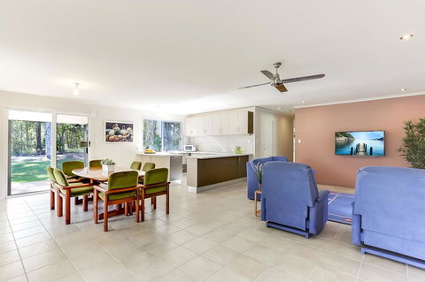 Carter Retreat - Accommodation Directory 17