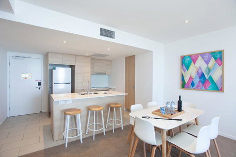 High Floor Ocean View Suites Broadbeach - Accommodation Directory 8