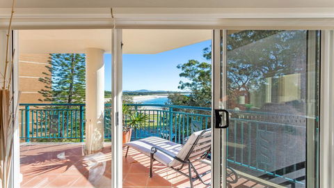 Whitesands 301 - Main Beach Location - Accommodation Directory 2