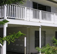 Wonky Pine Beach House NARRWALLEE- 4 bedroom - Accommodation Directory