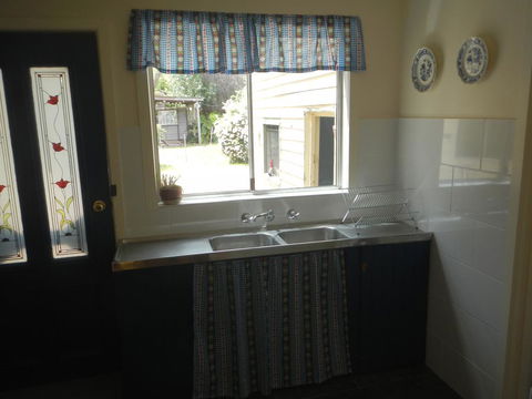 Yarram Cottage: Art And Accommodation - Accommodation Directory 2