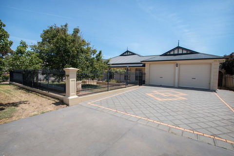 Yellow Rose Cottage - Accommodation Directory 0