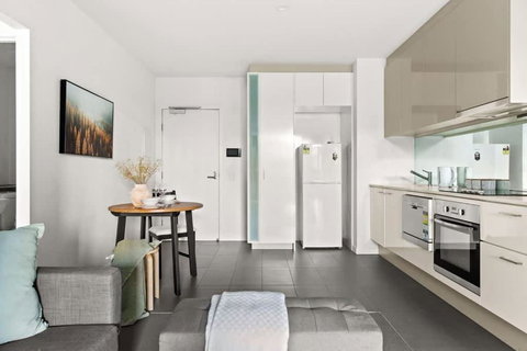 A Central Apt Right Next To Southern Cross - Accommodation Directory 3