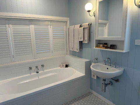 B & B On The Water - Accommodation Directory 2