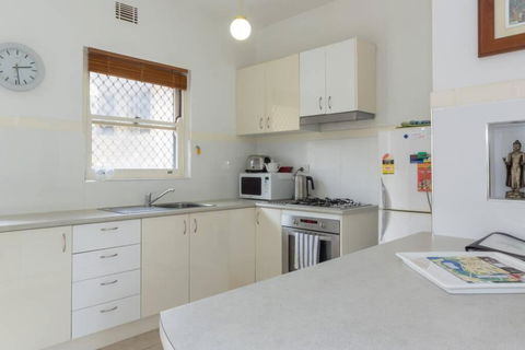 B6 Crawley Apartment 1 BRM & Sleepout Near UWA - Accommodation Directory 3