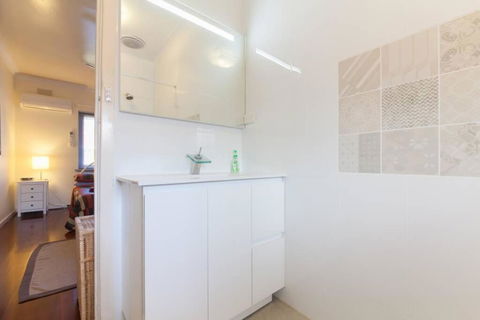 B7 Crawley Apartment 1 BRM & Sleepout Near UWA - Accommodation Directory 0
