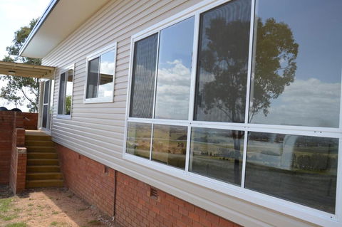 BATHURST GOLDFIELDS RESIDENCE On MOUNT PANORAMA - Accommodation Directory 3
