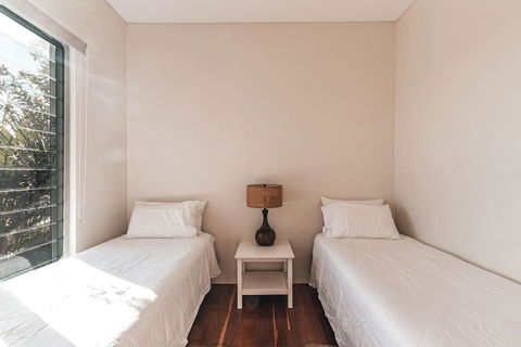 BAY PROPERTIES . The Big Chill - Accommodation Directory 3