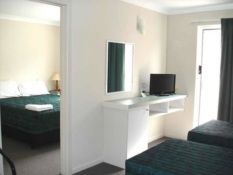 Southport Motel & Apartments - Accommodation Directory 23