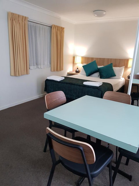 Southport Motel & Apartments - Accommodation Directory 5