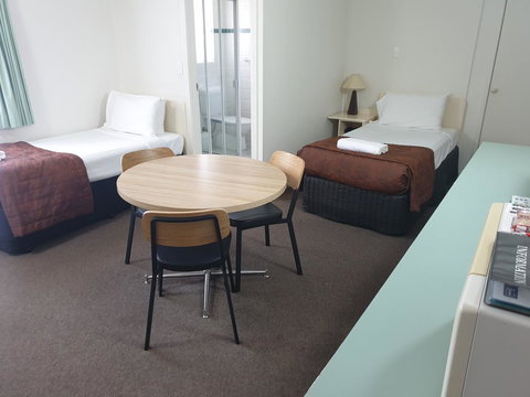 Southport Motel & Apartments - Accommodation Directory 16