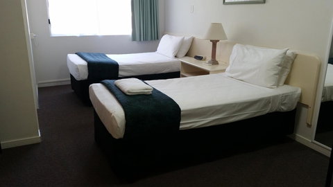 Southport Motel & Apartments - Accommodation Directory 17