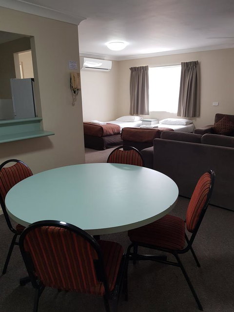 Southport Motel & Apartments - Accommodation Directory 10