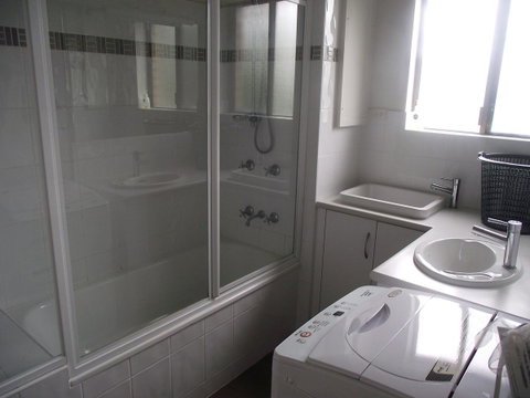 Close To Surf Beach, Surf Club, Hotel And Shops - Boyd St, Woorim - Accommodation Directory 12