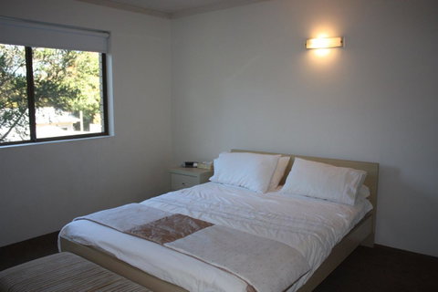 Close To Surf Beach, Surf Club, Hotel And Shops - Boyd St, Woorim - Accommodation Directory 6
