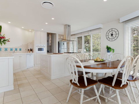 'Baylife Villa' 4a Warruga St - Large Home With WIFI, Netflix, Aircon, Linen & Spectacular Views - Accommodation Directory 3