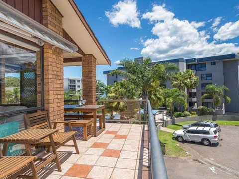 'COLUMBIA VIEWS', 2/9 COLUMBIA CLOSE - AIRCON, WIFI, NETFLIX, VIEWS & BOAT PARKING - Accommodation Directory 1
