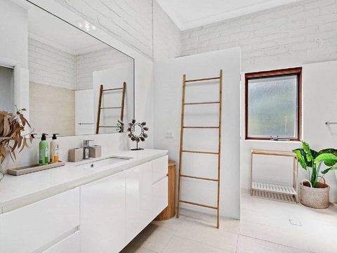 'Nunkeri', 5 Kerrie Close - Stunning House With Fabulous Views, Linen, WIFI & Air Conditioning - Accommodation Directory 3