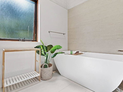 'Nunkeri', 5 Kerrie Close - Stunning House With Fabulous Views, Linen, WIFI & Air Conditioning - Accommodation Directory 2
