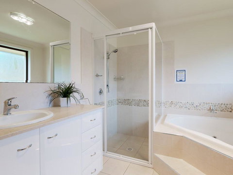 'Sandy Point Haven', 21a Sandy Point Rd - Stylish Haven With WIFI, Air Conditioning & Water Views - Accommodation Directory 1