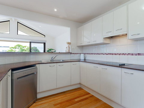 'Sandy Point Haven', 21a Sandy Point Rd - Stylish Haven With WIFI, Air Conditioning & Water Views - Accommodation Directory 2
