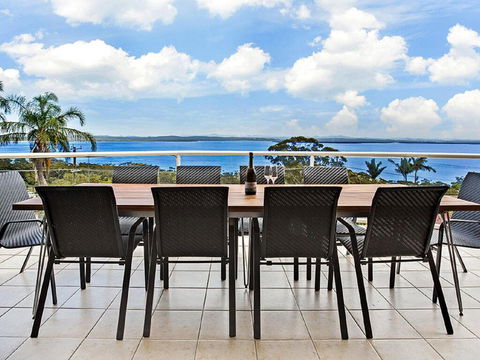 'The Bay', 25 Wallawa Rd - Huge Home With Aircon, Spectacular Views & Chromecast - Accommodation Directory 3