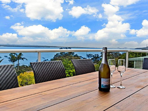 'The Bay', 25 Wallawa Rd - Huge Home With Aircon, Spectacular Views & Chromecast - Accommodation Directory 1