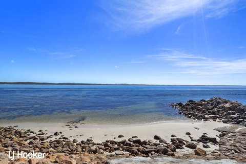 'Yacaaba' Beautiful Waterfront Location - Accommodation Directory 3