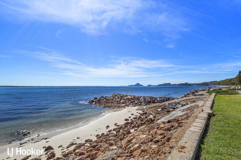 'Yacaaba' Beautiful Waterfront Location - Accommodation Directory 1