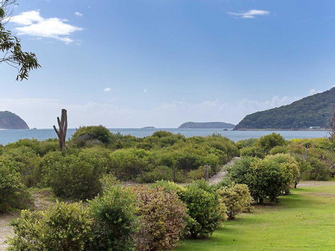 1 'Intrepid', 3 Intrepid Close - Amazing Views Of Shoal Bay, Only 100m From The Beach - Accommodation Directory 2