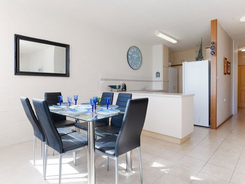 1 'Little Hut', 20 Kurrawa Close - Spectacular Water Views, NBN & Air Conditioned - Accommodation Directory 3
