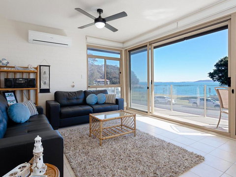 1 'Little Hut', 20 Kurrawa Close - Spectacular Water Views, NBN & Air Conditioned - Accommodation Directory 2